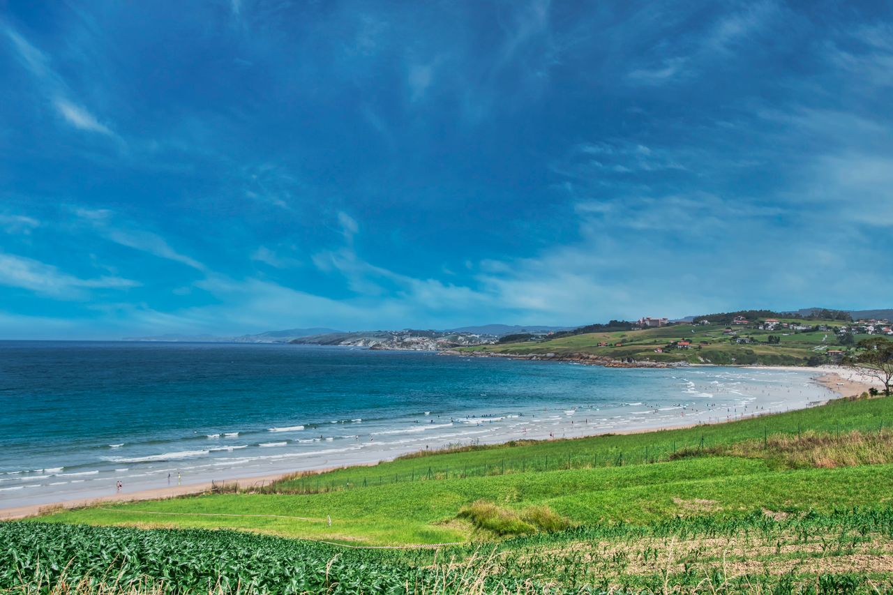 Praias, dunas, falésias, estuários e bosques formam um conjunto que preserva parte importante da natureza do litoral de Cantábria. A praia de Oyambre é um dos pontos de maior destaque nesse cenário, com quase dois quilômetros de areia dourada e um vasto sistema de dunas.