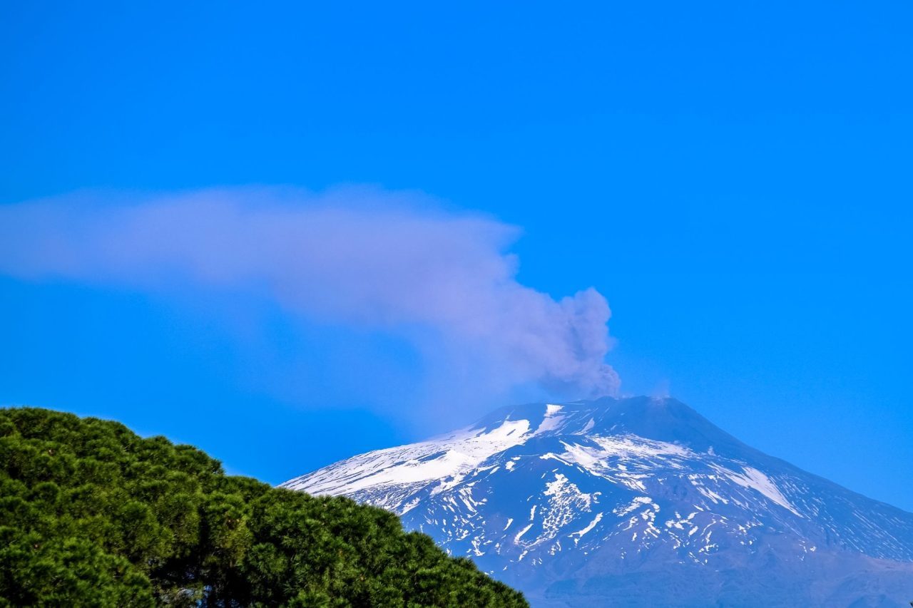 Com cerca de 3.300 metros, o Monte Etna começou a se formar há cerca de 500 mil anos, a partir de sucessivas erupções submarinas e terrestres na região da Sicília. Registros de suas erupções existem desde a Antiguidade. Sua localização entre as placas tectônicas Africana e Euroasiática explica parte da intensa atividade geológica da região.