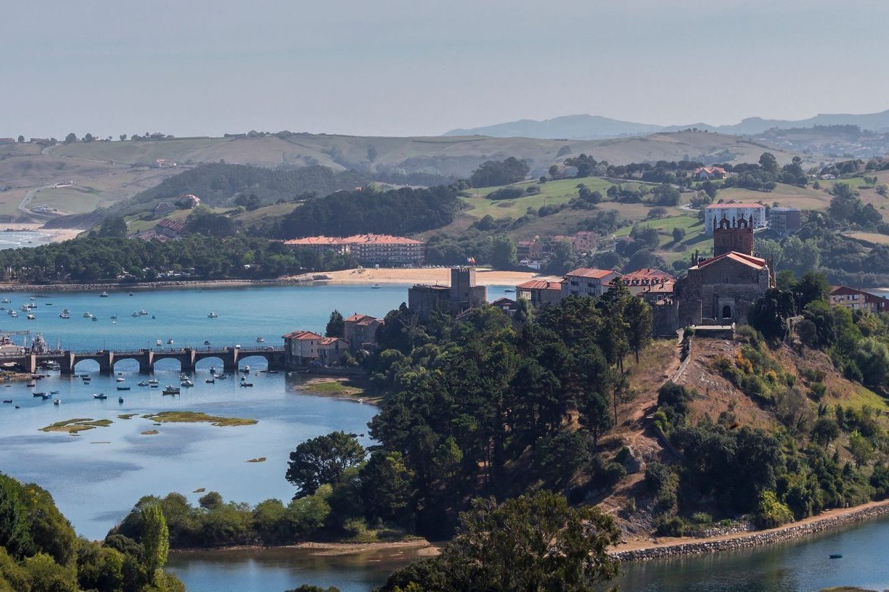 No interior do Parque Natural de Oyambre, o Monte Corona se destaca por suas florestas e trilhas entre espécies nativas. A região também permite fácil acesso a cidades históricas próximas, como San Vicente de la Barquera, com seu castelo medieval e um charmoso porto de pesca, e Comillas, famosa por seu patrimônio arquitetônico, incluindo obras de Gaudí.