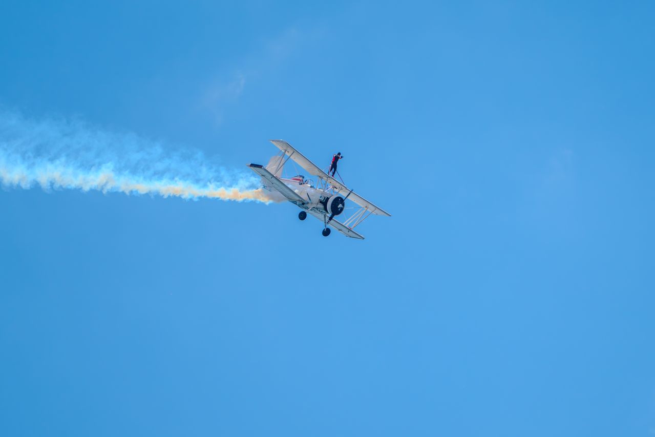 Os riscos elevados provocaram diversos acidentes e mortes. Com o passar dos anos, a modalidade adotou normas mais rígidas e recursos de proteção. Atualmente, os praticantes permanecem presos à aeronave por cabos de segurança e ocupam posições específicas durante as manobras. A atividade, apesar de incomum, ainda atrai pessoas dispostas a enfrentar grandes desafios nos céus.