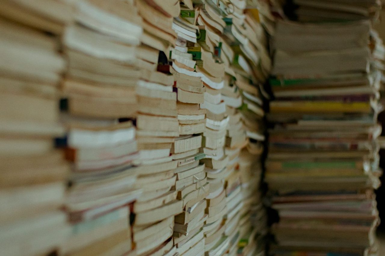 Depois do processo de digitalização, os livros deixam de poder ser remontados e geralmente são enviados para reciclagem. O interesse por obras antigas cresce devido à necessidade de dados para treinar modelos de linguagem, que aprendem padrões a partir de grandes quantidades de textos. 