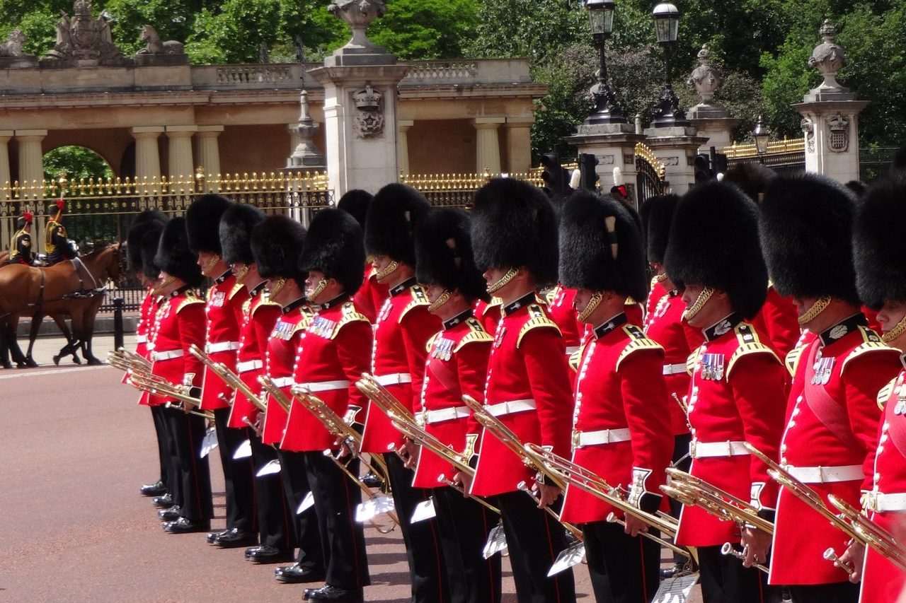 Apesar de sua função oficial, Buckingham não é apenas um local de moradia, pois recebe reuniões, recepções, cerimônias e visitas de chefes de Estado. Uma das tradições mais conhecidas associadas ao edifício é a Troca da Guarda, cerimônia militar que atrai milhares de turistas e ocorre em horários específicos conforme a época do ano.