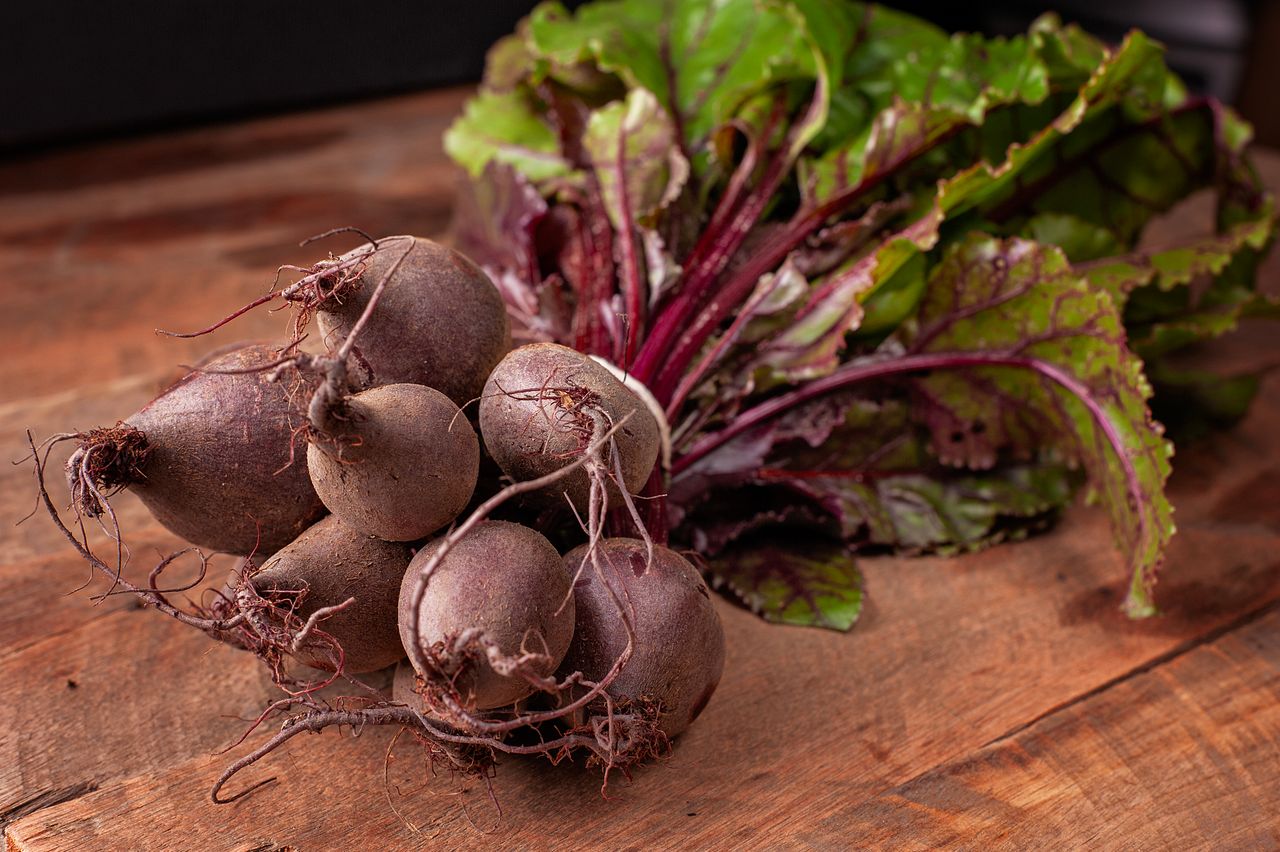 Folhas da beterraba – Normalmente são descartadas apesar da alta concentração de proteínas, ferro, cálcio, vitaminas e compostos antioxidantes. Estudos indicam que esses nutrientes permanecem ativos após a digestão e podem exercer efeitos benéficos sobre as células, embora novas pesquisas ainda sejam necessárias para confirmar todos os seus benefícios em seres humanos.