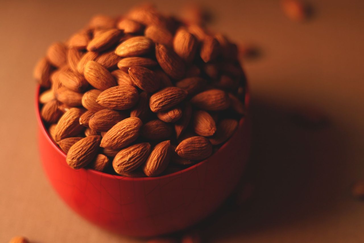 Amêndoas – Estudos indicam que o consumo regular de amêndoas pode trazer benefícios importantes para a saúde. Ricas em gorduras monoinsaturadas e vitamina E, elas ajudam a reduzir o colesterol ruim, favorecem a saúde cardiovascular e podem contribuir para a prevenção do diabetes tipo 2. Pesquisas também mostraram que as amêndoas estão associadas a um funcionamento intestinal mais eficiente.