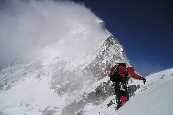 Alpinista escala montanha K2 – Reprodução/Pixabay