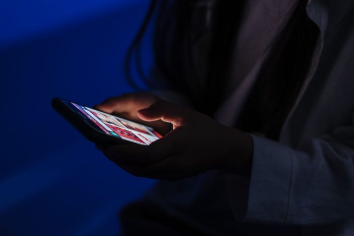 Pessoa mexendo no celular – Pexels/Ron Lach 