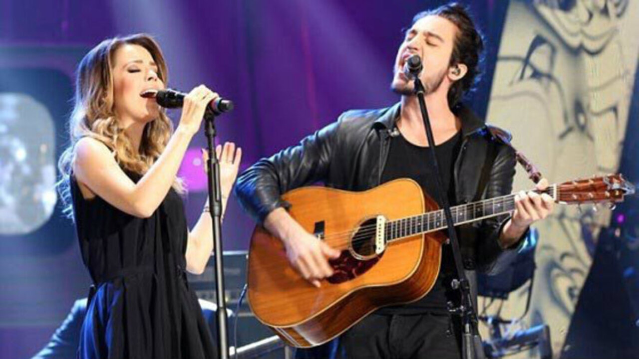 A pesquisa apontou que “Me Espera” teve diferentes interpretações de acordo com o parceiro vocal de Sandy, já que a música assume novos sentidos quando ela canta com Tiago Iorc, Lucas Lima ou seu pai, Xororó. Segundo o estudo, essas diferentes versões revelam novas camadas de significado em uma mesma composição. Sandy viu a matéria nas redes sociais e comentou que se sente homenageada e grata.
