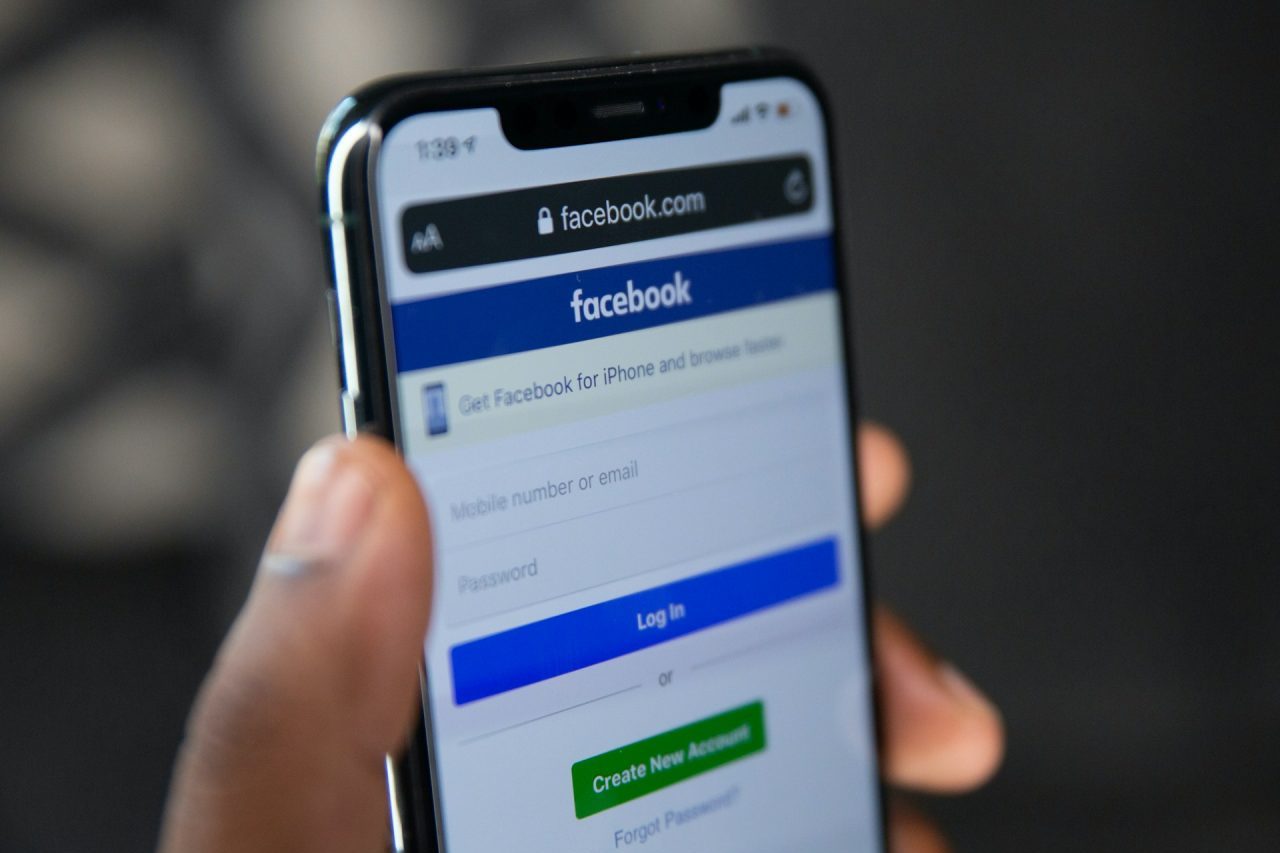 Ainda de acordo com Béjar, Zuckerberg tinha influência direta sobre alterações importantes no design do Facebook e do Instagram. Outra acusação diz que a Meta teria meios para identificar possíveis usuários com menos de 13 anos, mas não teria adotado uma política mais rígida de verificação.