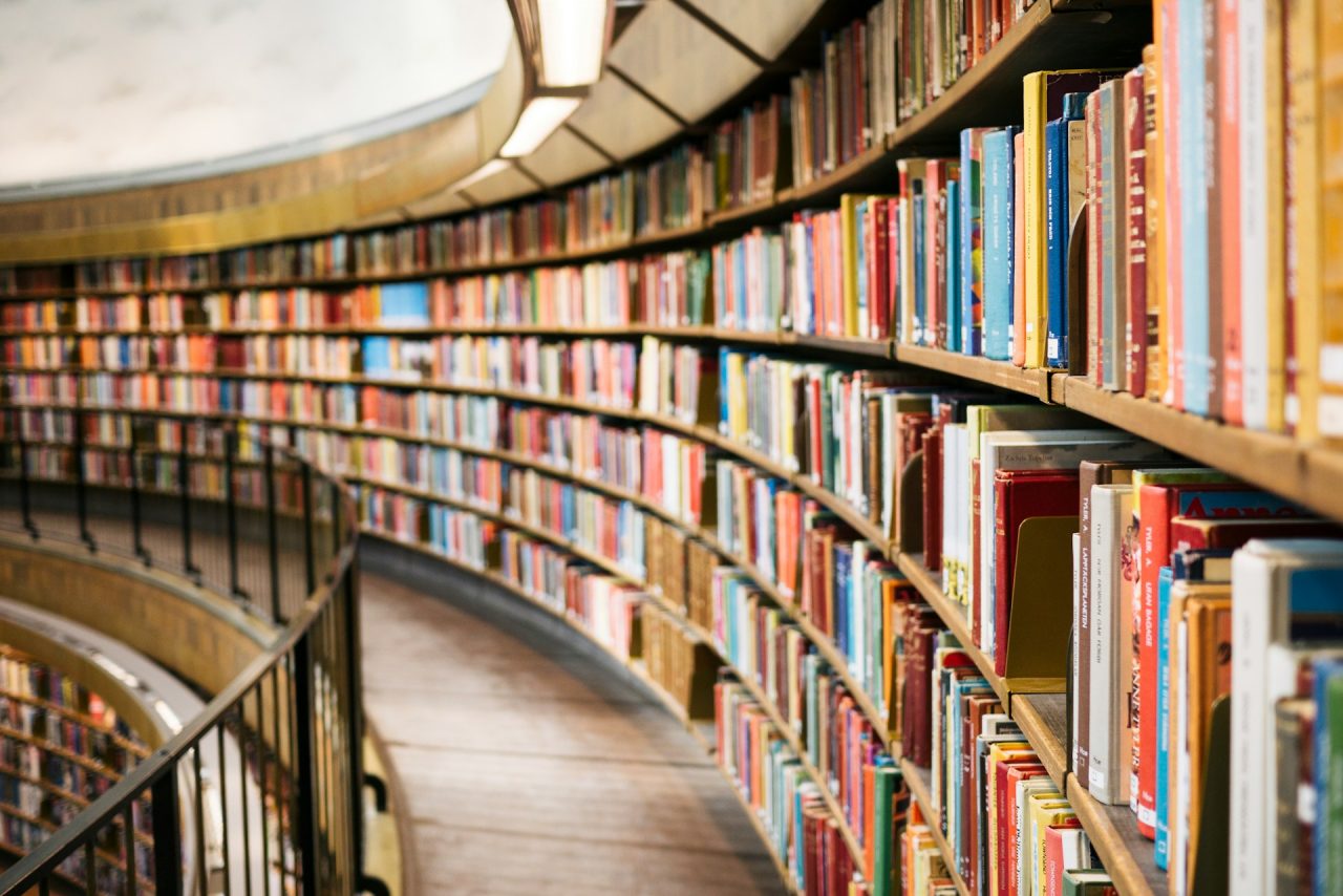 Uma sequência de pedidos incomuns chamou a atenção de uma livraria especializada em obras antigas na Espanha e acabou levando a uma discussão sobre o uso de livros impressos no treinamento de sistemas de inteligência artificial. A história foi contada em uma reportagem da BBC Mundo. -  (crédito: Susan Q Yin/Unsplash)
