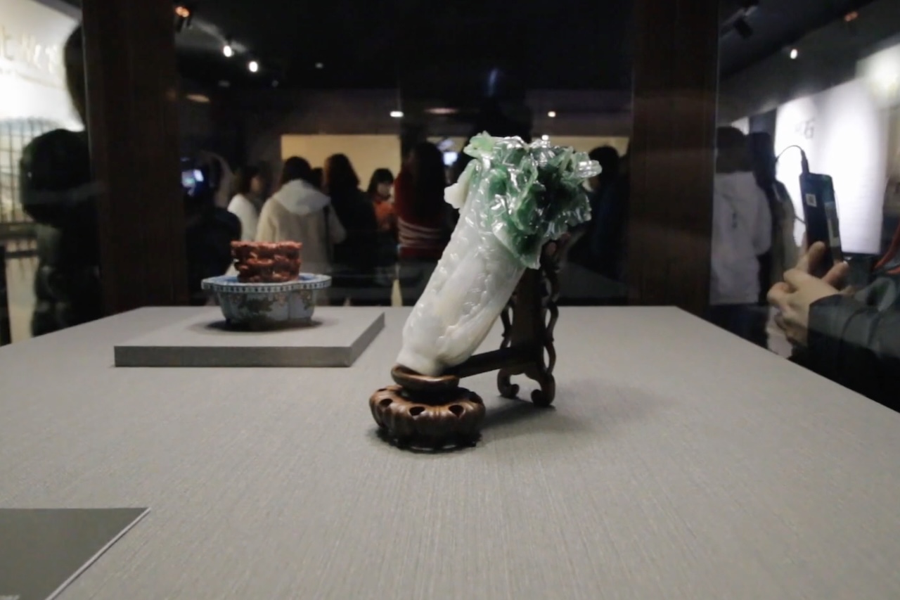 Uma pequena escultura de bloco de jadeíta com apenas 18,7 centímetros se tornou uma das peças mais conhecidas do Museu do Palácio Nacional, em Taipei, capital de Taiwan, e chama atenção por representar algo aparentemente comum: um repolho chinês. -  (crédito: Reprodução/YouTube Barely Evolved Apes)