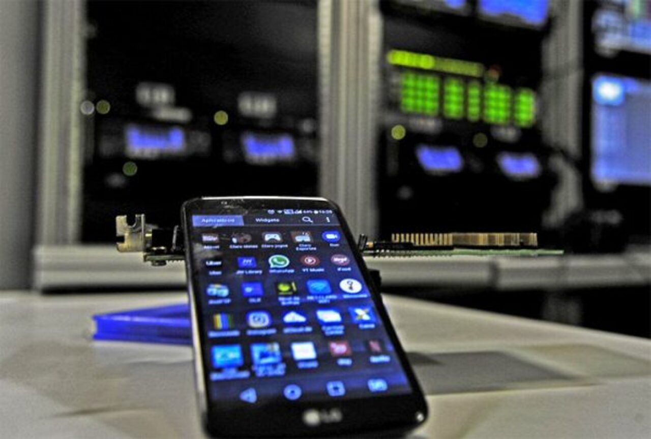 O projeto de expansão ganhou força na segunda metade dos anos 2000. Em 2008, a empresa comprou a Brasil Telecom, operação que ampliou significativamente sua presença geográfica e permitiu a formação de uma companhia com atuação nacional. A integração foi concluída em 2009, quando a Oi passou a operar em todos os estados brasileiros. Naquele período, a empresa também avançava em serviços de internet e tecnologia móvel, incluindo a implantação da rede 3G.
