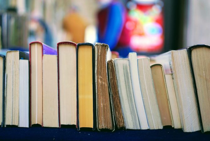Projeto ligado à empresa de IA provoca destruição de livros físicos e preocupa especialistas; entenda