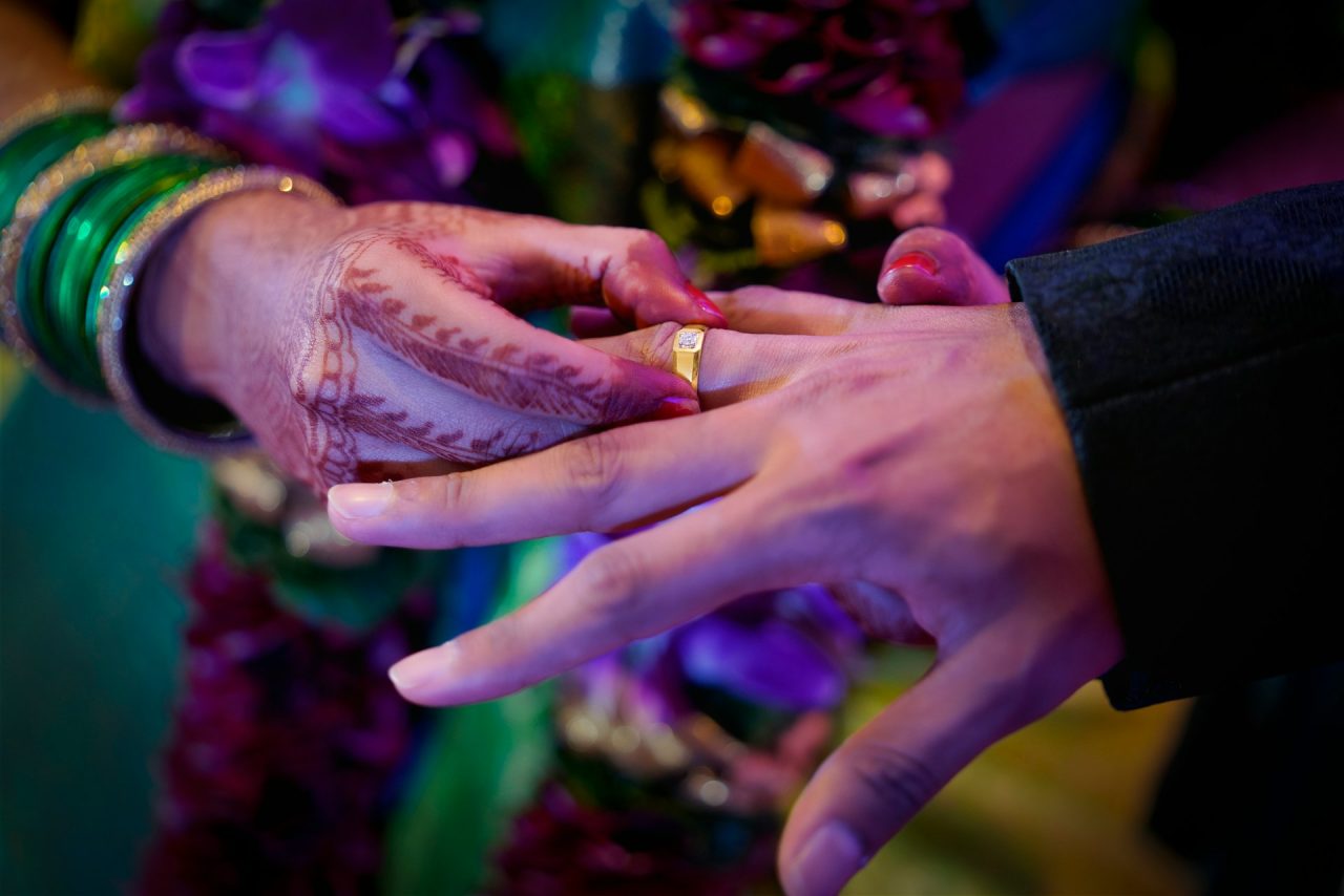 À BBC, os noivos afirmaram que o desejo de se casar com gêmeas fazia parte dos planos dos dois havia anos. A família chegou a procurar possíveis noivas durante quase três anos e recorreu a um serviço matrimonial especializado em aproximar pessoas gêmeas. -  (crédito: Vaibhav Nagare/Unsplash)