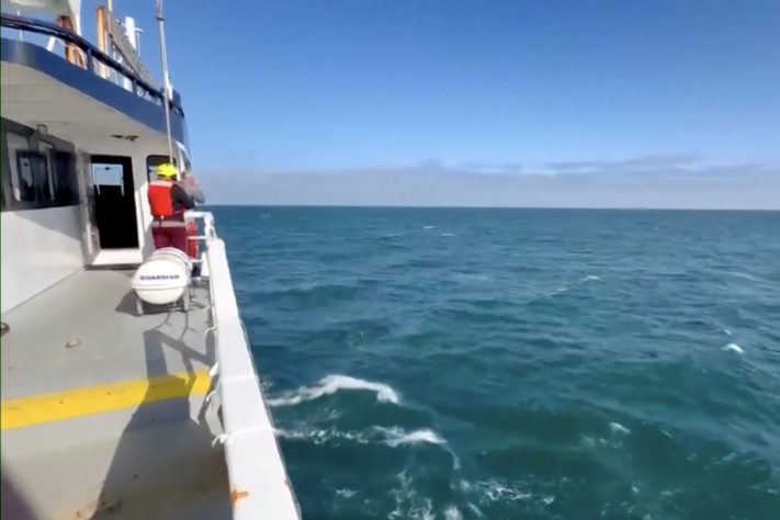 Adolescente de 15 anos sobrevive três dias à deriva ao lado do corpo do irmão após barco virar no mar do Alasca – Reprodução