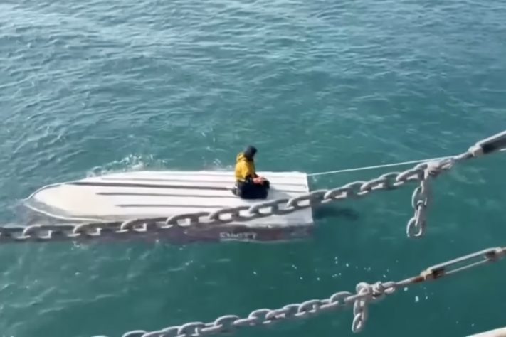Adolescente de 15 anos sobrevive três dias à deriva ao lado do corpo do irmão após barco virar no mar do Alasca – Reprodução