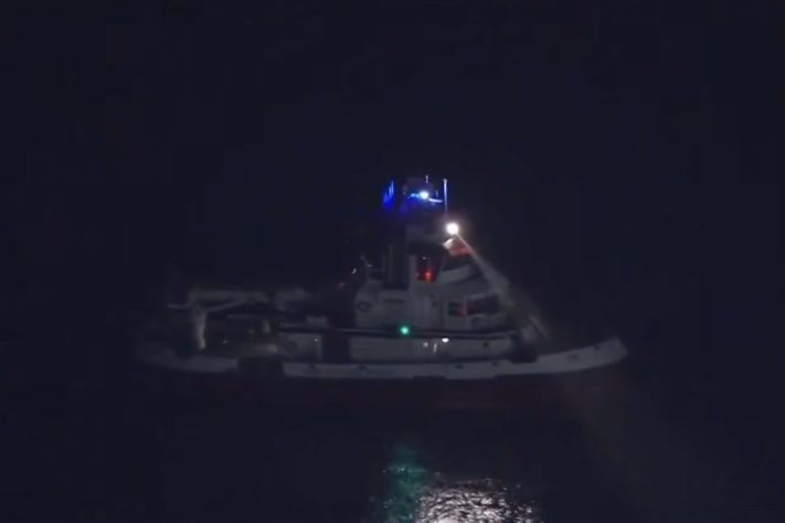 Após cair de jet ski, homem passa a noite à deriva no Oceano Pacífico e é encontrado graças à colete salva-vidas – Reprodução/CBS LA