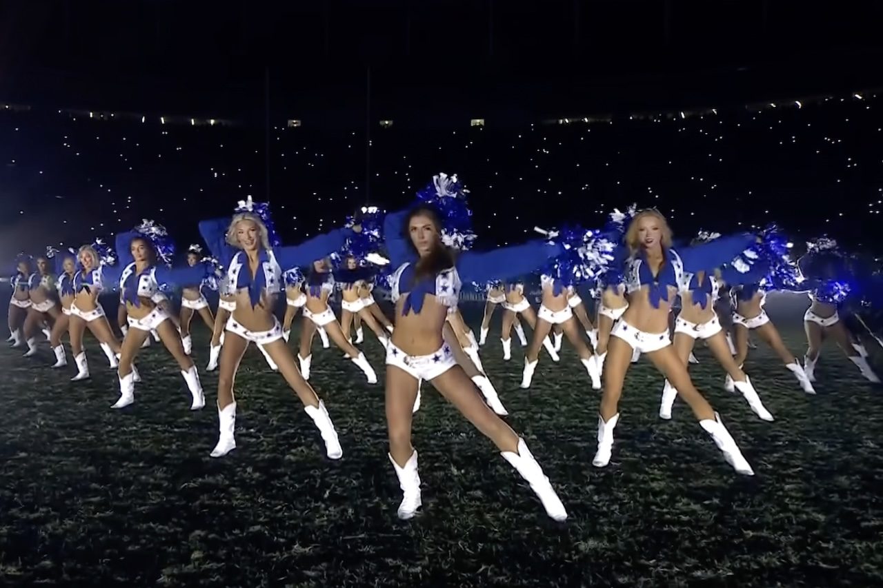 O brasileiro Pedro Sampaio abriu o espetáculo, enquanto Ricky Martin assumiu a apresentação na sequência, ao som de “Livin’ La Vida Loca”. A participação das cheerleaders nas coreografias chamou a atenção do público e gerou diversos comentários de internautas, que elogiaram a interação entre as dançarinas e os artistas.