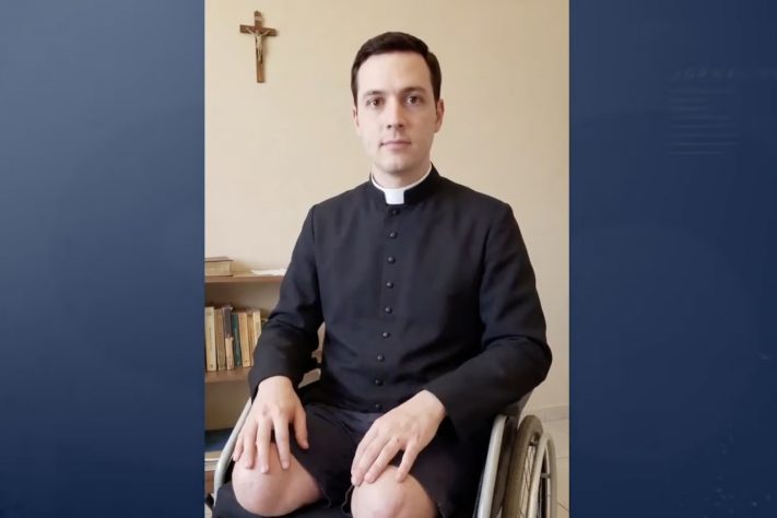 Golpistas inventam padre amputado, idosa e coroinha feitos por IA para arrecadar dinheiro de fiéis – Reprodução/Redes Sociais