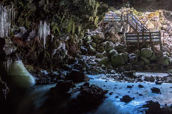 Ice Cave, caverna de gelo localizada no vulcão Bandera, no Novo México – Divulgação