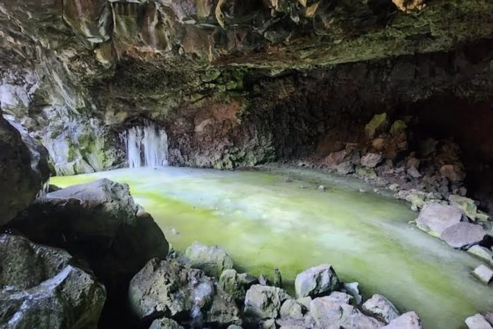 Ice Cave, caverna de gelo localizada no vulcão Bandera, no Novo México – Reprodução/Facebook