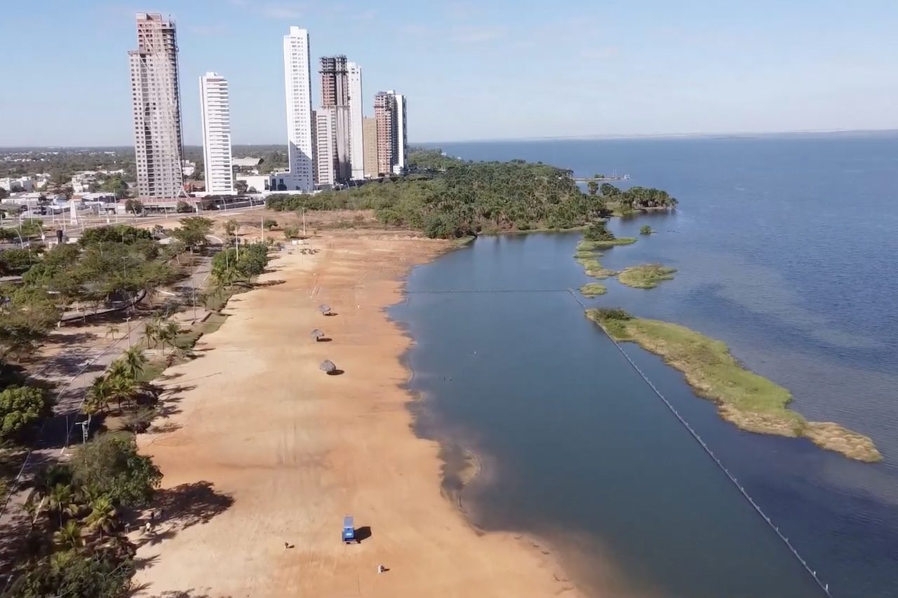 Na capital, o lago tem cerca de 54 quilômetros de espelho d’água e permite passeios de barco, caiaque, stand up paddle e pesca esportiva. Ao longo de suas margens, praias como Graciosa, Prata, Caju, Arnos e Buritis oferecem espaços para banho, esportes, alimentação e contemplação da paisagem.