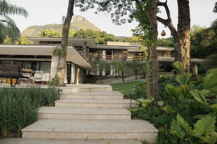 8-Mansão da Anitta no Itanhangá tem quarto secreto, lago e vista para a Pedra da Gávea – Reprodução/YouTube Casa Vogue Brasil