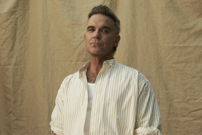 Depois de ter show cancelado no Peru, Robbie Williams surpreendeu fãs com apresentação surpresa