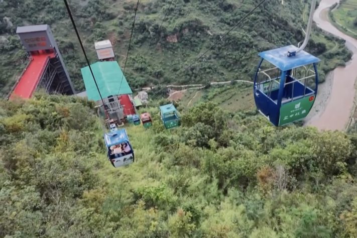 Trajeto escolar que era feito a pé entre penhascos ganha elevadores e passa a durar apenas meia hora em Yunnan, na China – Reprodução/CCTV