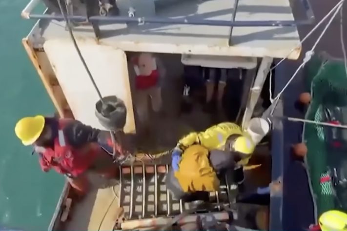 Adolescente de 15 anos sobrevive três dias à deriva ao lado do corpo do irmão após barco virar no mar do Alasca – Reprodução
