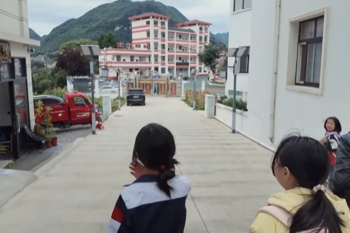 Trajeto escolar que era feito a pé entre penhascos ganha elevadores e passa a durar apenas meia hora em Yunnan, na China – Reprodução/CCTV