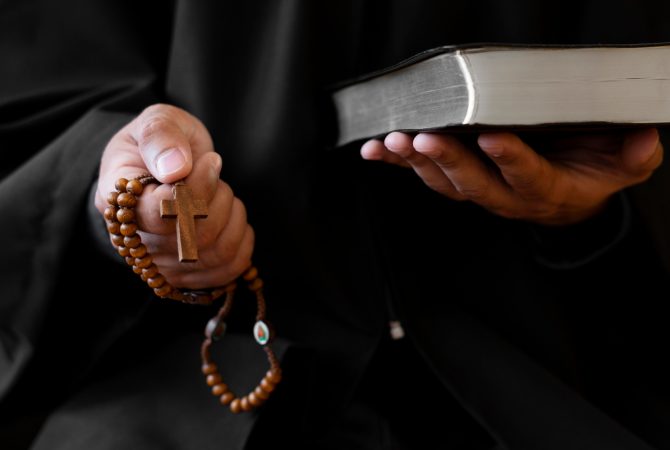 Livro resgata atuação dos padres-operários que se infiltraram nas fábricas e desafiaram a ditadura militar no Brasil