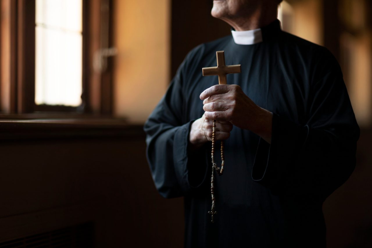 O estudo parte do surgimento dos chamados padres-operários na Europa após a Segunda Guerra Mundial, período marcado pelo distanciamento de parcelas da classe trabalhadora em relação à Igreja Católica. Em vez de permanecer restritos às paróquias, esses sacerdotes passaram se 