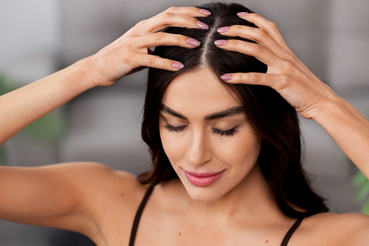 A lógica é semelhante a dos cuidados faciais, já que o couro cabeludo também é uma área de pele e pode apresentar oleosidade, descamação e processos inflamatórios. Com base nisso, a indústria de cosméticos da Coreia do Sul apostou uma categoria própria, com séruns, tônicos e esfoliantes que podem conter ingredientes como cafeína, vitaminas e peptídeos.