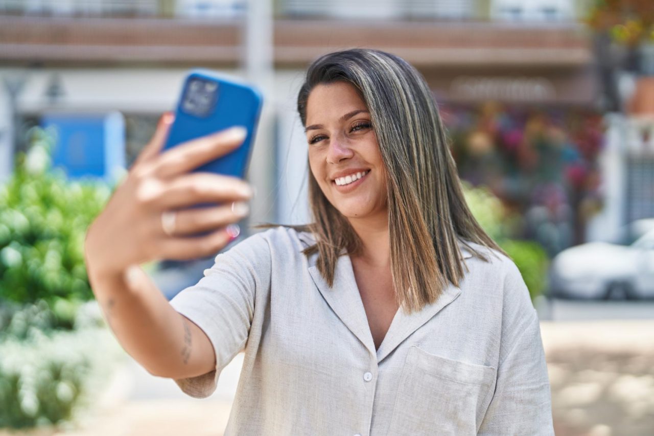 Caso a recuperação da conta seja necessária no futuro e essa opção esteja disponível, uma nova gravação será comparada ao vídeo armazenado anteriormente. Se houver correspondência, o sistema poderá confirmar a identidade e permitir a retomada do acesso.