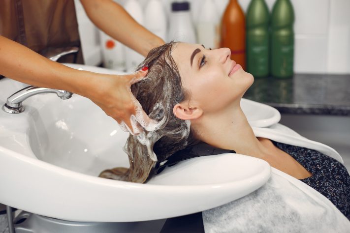 Nova tendência de skincare, 'scalp care' ganha espaço e muda a forma de cuidar dos cabelos – Magnific/prostooleh