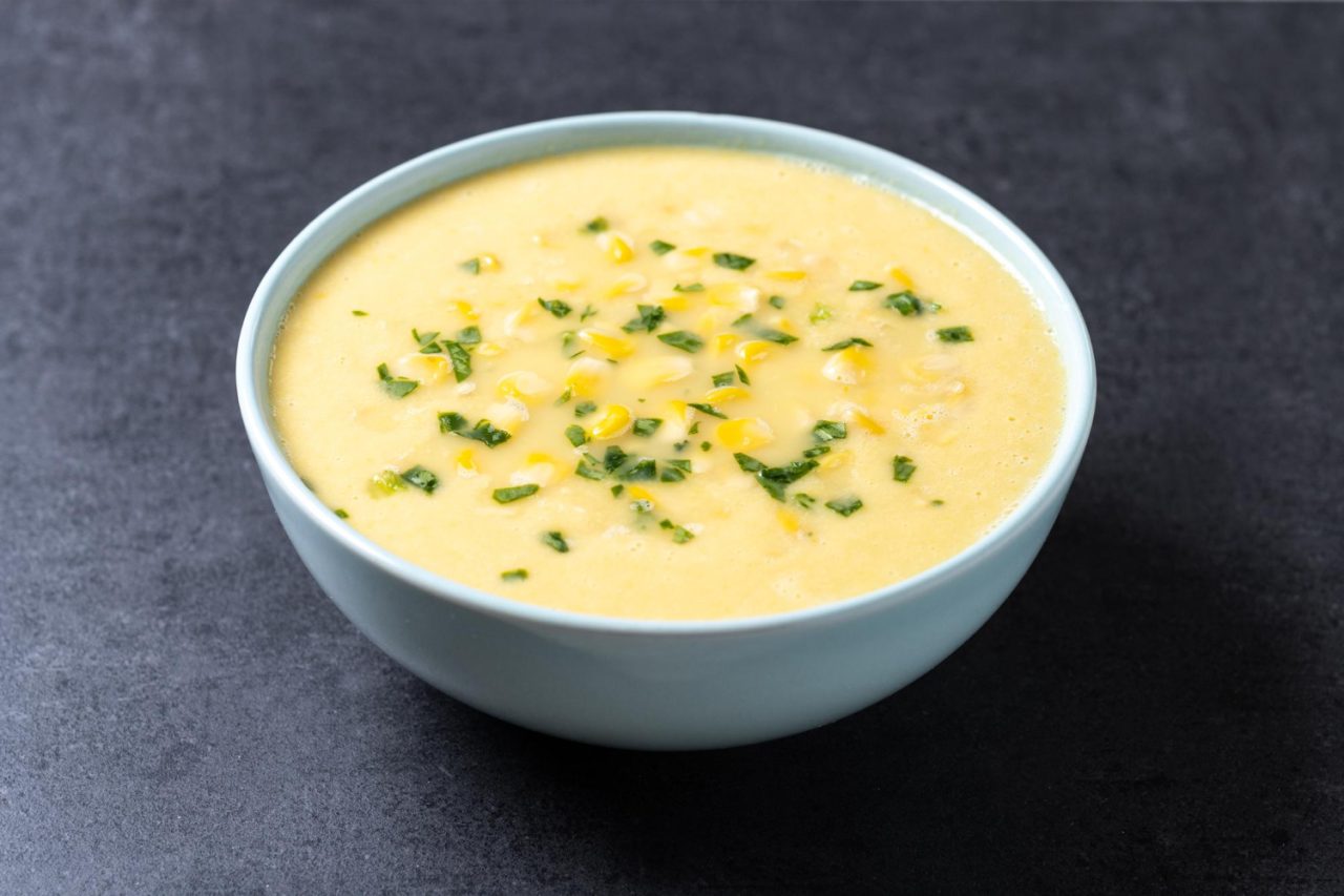 10º) Caldo de queso (México): O caldo de queso é uma sopa tradicional do estado de Sonora, no norte do México. A receita combina cubos de queijo, batata, tomate, cebola e pimenta em um caldo saboroso, geralmente preparado com leite ou outros ingredientes que contribuem para a cremosidade. O queijo é acrescentado no final para manter sua textura característica.