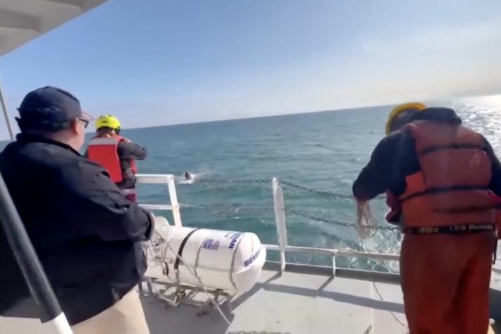 Adolescente de 15 anos sobrevive três dias à deriva ao lado do corpo do irmão após barco virar no mar do Alasca – Reprodução