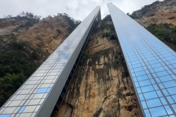 Trajeto escolar que era feito a pé entre penhascos ganha elevadores e passa a durar apenas meia hora em Yunnan, na China – Reprodução/CCTV