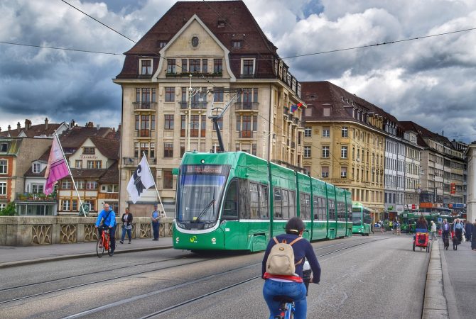 Integração e pontualidade: veja como funciona a rede de transportes da Suíça, uma das mais eficientes do mundo