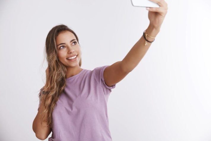 Mulher tira selfie – Magnific/cookie_studio