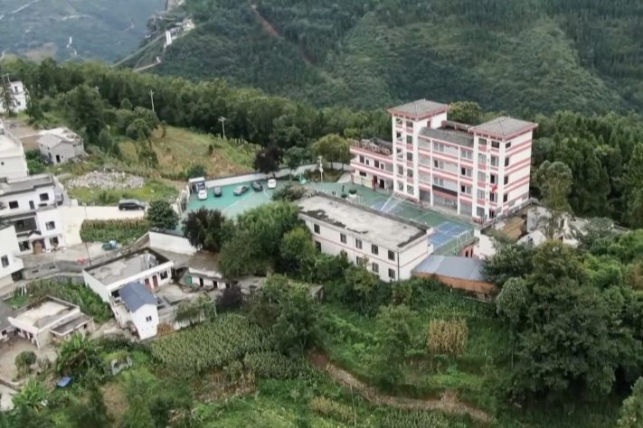 Trajeto escolar que era feito a pé entre penhascos ganha elevadores e passa a durar apenas meia hora em Yunnan, na China – Reprodução/CCTV