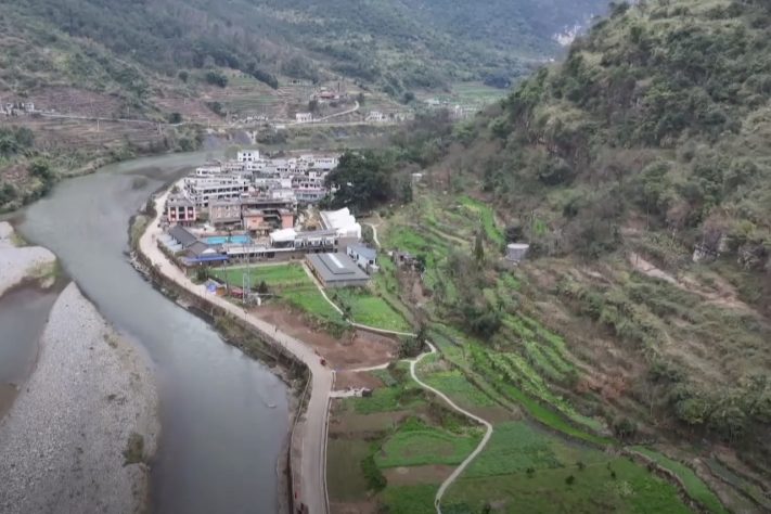 Trajeto escolar que era feito a pé entre penhascos ganha elevadores e passa a durar apenas meia hora em Yunnan, na China – Reprodução/CCTV