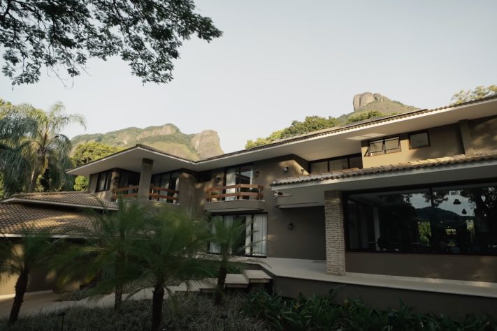 Mansão da Anitta no Itanhangá tem quarto secreto, lago e vista para a Pedra da Gávea – Reprodução/YouTube Casa Vogue Brasil