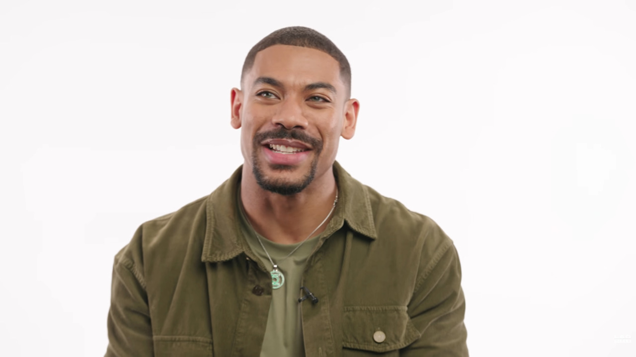 Aaron Pierre revelou que usou algumas características do Transtorno Obsessivo-Compulsivo, conhecido como TOC, a seu favor. O ator, que interpreta John Stewart na série 'Lanternas', da HBO, falou sobre o assunto em algumas entrevistas ao comentar sua preparação para o papel.  -  (crédito: Reprodução Youtube)