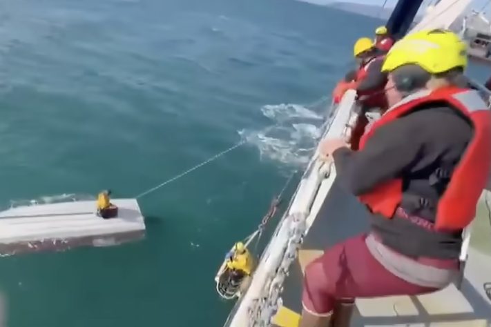 Adolescente de 15 anos sobrevive três dias à deriva ao lado do corpo do irmão após barco virar no mar do Alasca – Reprodução