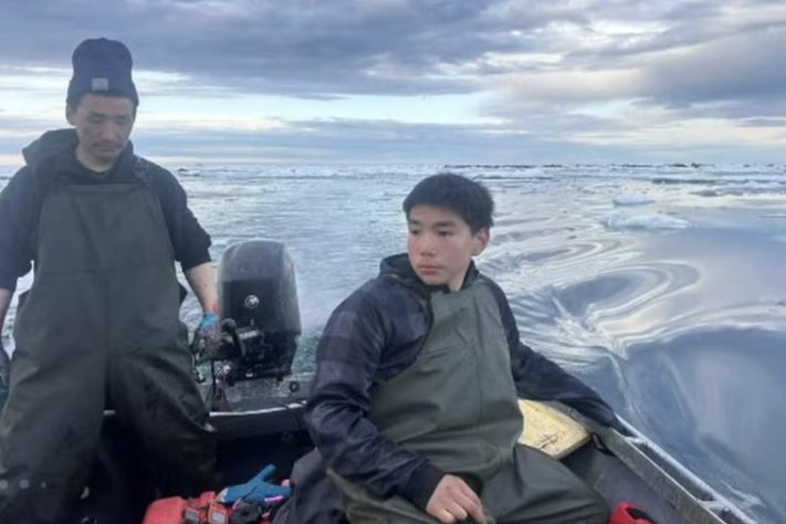 Adolescente de 15 anos sobrevive três dias à deriva ao lado do corpo do irmão após barco virar no mar do Alasca – Reprodução/GoFundMe