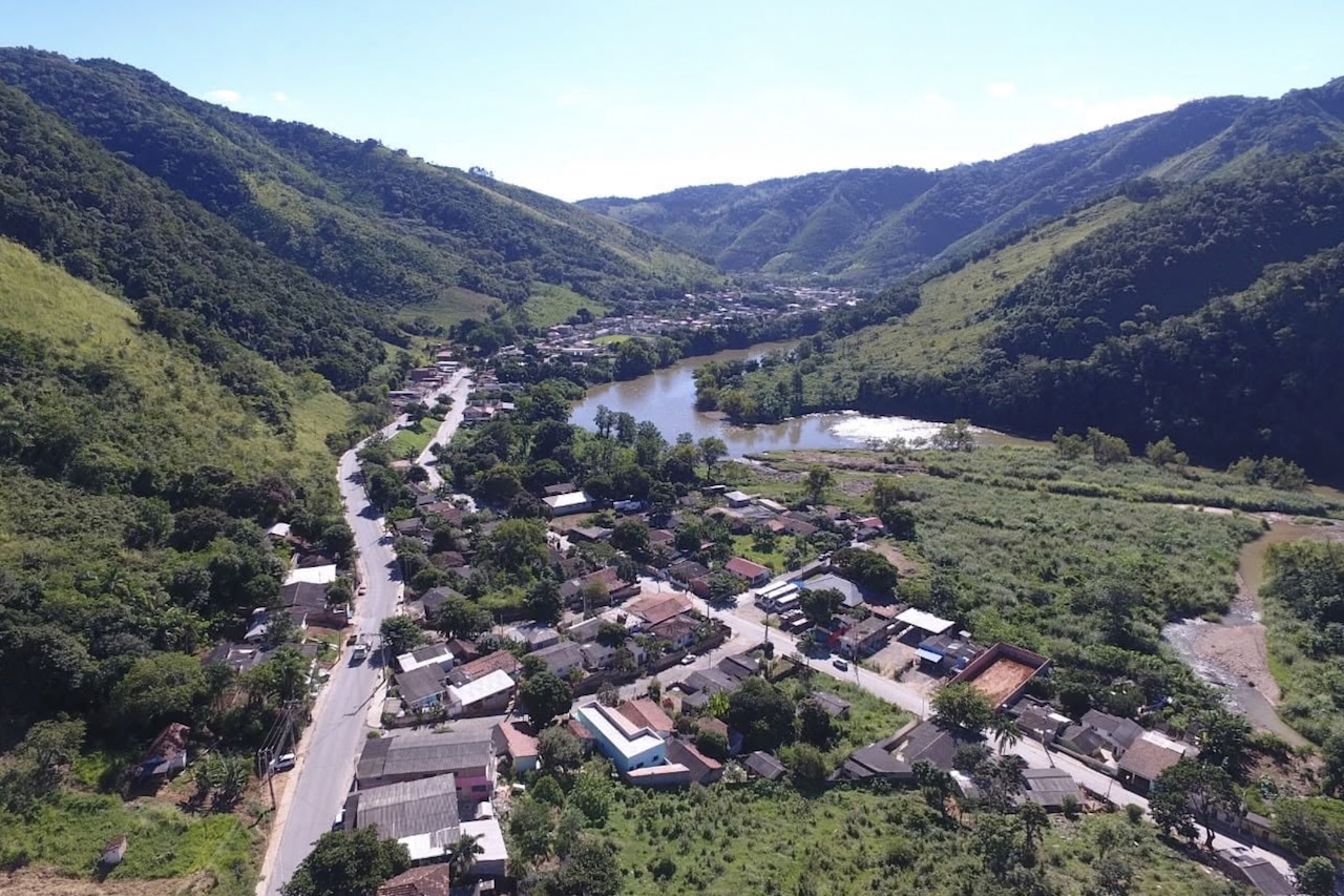 Com cerca de 6,3 mil habitantes, Adrianópolis é um município do nordeste do Paraná, localizado no Vale do Ribeira e na divisa com São Paulo, separado do estado vizinho pelo rio Ribeira. A cidade possui um território extenso, de aproximadamente 1.344 km², marcado por áreas rurais e paisagens naturais.