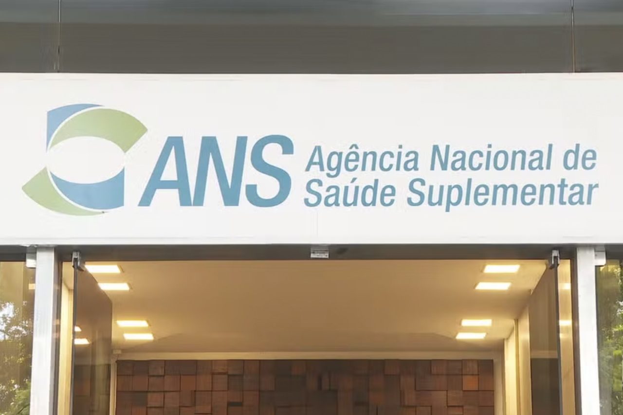 A CAR-T ainda não faz parte do rol obrigatório da Agência Nacional de Saúde Suplementar (ANS), enquanto também não recebeu recomendação de incorporação ao SUS. A legislação, contudo, permite a cobertura de tratamentos fora da lista em determinadas situações, desde que requisitos como registro na Anvisa, indicação médica e evidências científicas sejam comprovados.