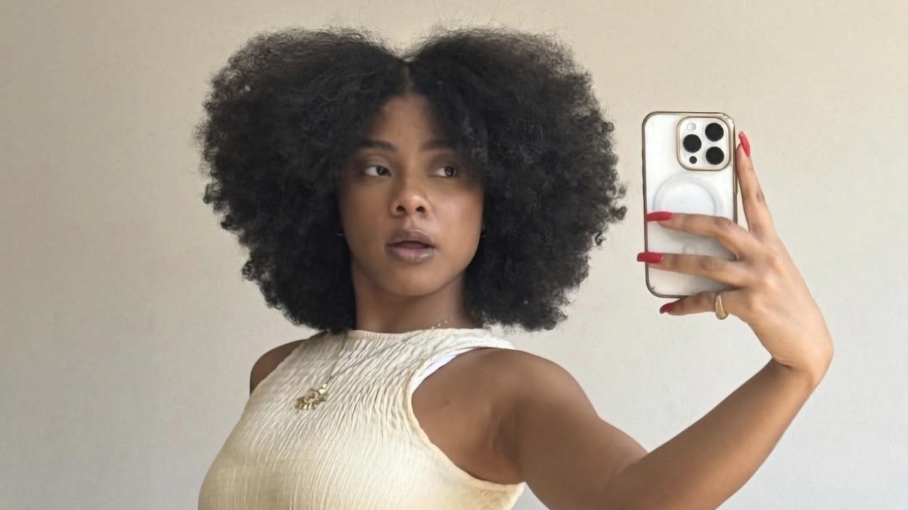 Em 2025, Ajulliacosta se tornou a segunda artista brasileira a vencer o prêmio de Melhor Artista Revelação Internacional no BET Awards. No mesmo ano, recebeu o Prêmio Potências como artista revelação e o Prêmio Geração Glamour da Mulher do Ano na Música. Em 2024, havia vencido o WME Awards by Billboard na categoria Música Alternativa.
