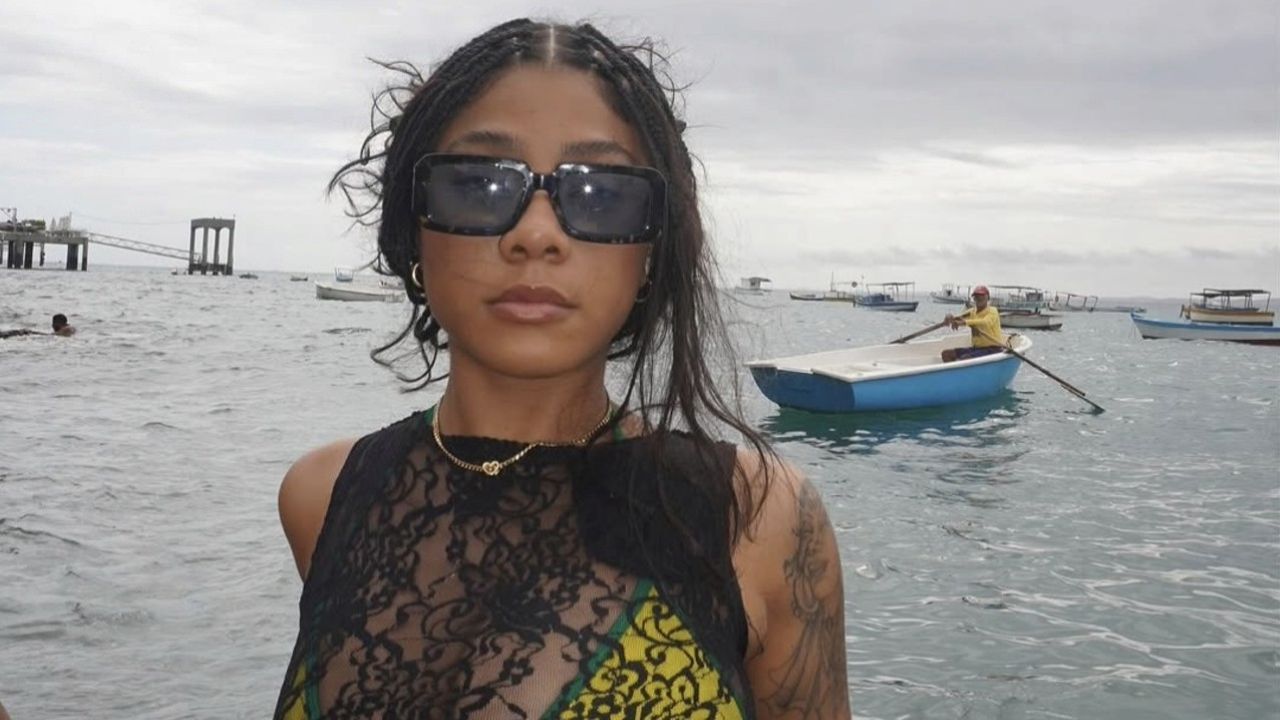 Nascida em Mogi das Cruzes, no estado de São Paulo, com o nome de Julia Roberta da Costa Silva, a artista começou a carreira em batalhas de rap freestyle na cidade natal e lançou as primeiras faixas durante a pandemia. Ela começou a se destacar com o EP 